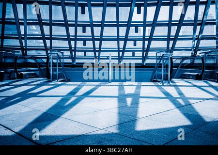 Leere Ziegelboden-Vorderseite der Rolltreppe Stockfoto