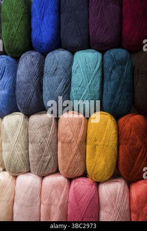 Various colors of wool yarn balls as a background. Trendy palette of threads Stockfoto