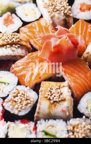 Japanische Küche - verschiedene Sushi-Brötchen aus nächster Nähe Stockfoto