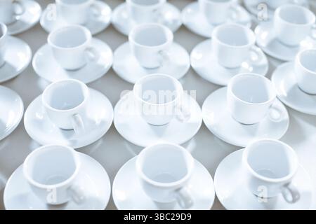 Einfaches Muster aus leeren Tassen Kaffee im Restaurant-Buffet Stockfoto
