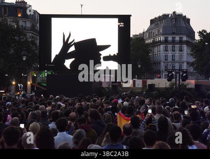 Paris, Frankreich. Mai 2025. Eurovision Party am Place de la Bastille, Österreich gewinnt Eurovision Song Contest 2025 in Paris, Frankreich am 17. Mai 2025 Foto: Alain Apaydin/ABACAPRESS.COM Credit: Abaca Press/Alamy Live News Stockfoto