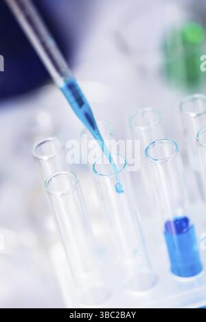 Die blauen Tropfen aus der Pipette im Labor Röhrchen Stockfoto