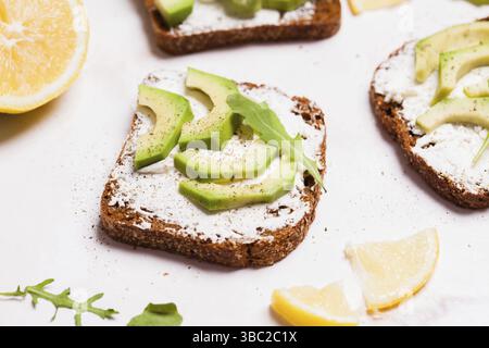 Frischkäse und Avocado-Sandwiches auf dem Tisch Stockfoto