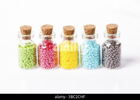 Perlen im Vintage mini Glas Flaschen mit Naturkorken isoliert auf weißem Stockfoto