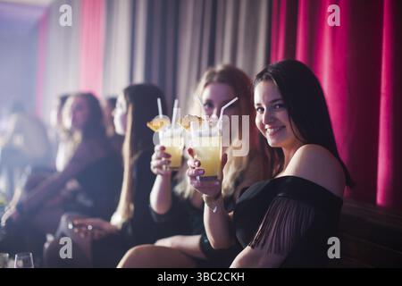 Gruppe von tanzenden jungen Menschen genießen Nacht im club Stockfoto