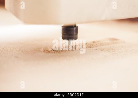 Maschinenbearbeitung, Nahansicht des Fräsers Holz Stockfoto