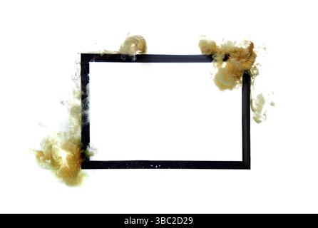 Goldenes Acryl fließt über schwarzen Rahmen isoliert auf weiß Stockfoto