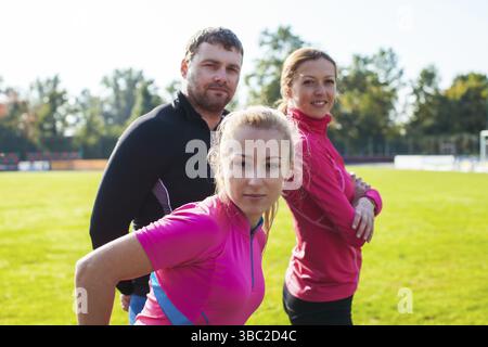 Vor dem Workout sind viele Sportler im Stadion Stockfoto