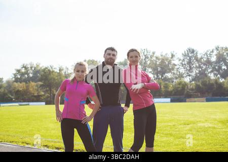 Vor dem Workout sind viele Sportler im Stadion Stockfoto