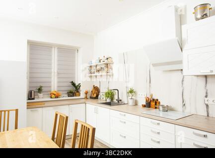 Moderne skandinavische Küche mit offenen Regalen mit Gewürzen und Müsli in alten Glasflaschen Stockfoto