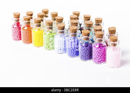 Perlen im Vintage mini Glas Flaschen mit Naturkorken isoliert auf weißem Stockfoto
