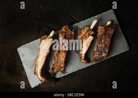 In Scheiben geschnittene Grill Schweinerippchen, Schwerpunkt in Scheiben geschnittene Fleisch gebraten Stockfoto