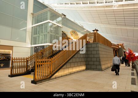 OTA-STADT, JAPAN - 6. November 2024: Menschen, die auf der Haneda Nihonbashi Bridge laufen, befinden sich im 4. Stock des Abflugbereichs des Haneda Airport Terminal 3 Stockfoto