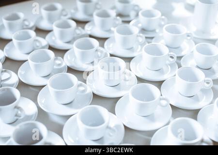 Einfaches Muster aus leeren Tassen Kaffee im Restaurant-Buffet Stockfoto