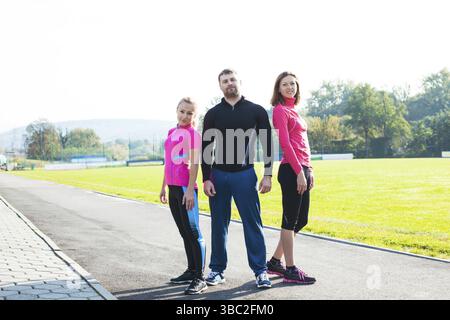 Vor dem Workout sind viele Sportler im Stadion Stockfoto