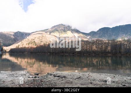 Klares Wasser des Azusa-Flusses und Kiefern im Kamikochi-Nationalpark in der Herbstsaison Stockfoto