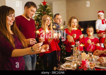 Glückliche Familie, die zu Hause den Winterurlaub feiert. Frohe Weihnachten und frohes neues Jahr Stockfoto