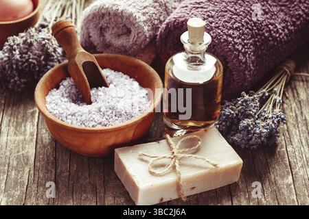 Lavendel Spa - ätherisches Öl, Seasalt, violette Handtücher und handgemachte Seife Stockfoto