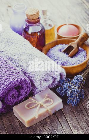 Lavendel Spa - ätherisches Öl, Seasalt, violette Handtücher und handgemachte Seife Stockfoto