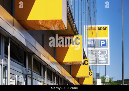Mehrere Logos auf einem ADAC-Shop in Wuppertal, Deutschland, Europa Stockfoto