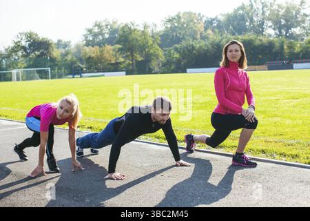 Vor dem Workout sind viele Sportler im Stadion Stockfoto
