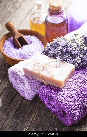 Lavendel Spa - ätherisches Öl, Seasalt, violette Handtücher und handgemachte Seife Stockfoto