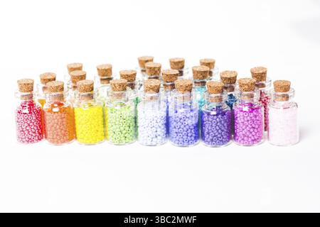 Perlen im Vintage mini Glas Flaschen mit Naturkorken isoliert auf weißem Stockfoto