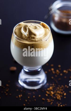 Dalgona Coffee - Schlagsahne Instant-Kaffee-Mousse im Glas Stockfoto