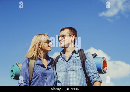Romantisches junges Paar auf einer Reise in die Berge Stockfoto