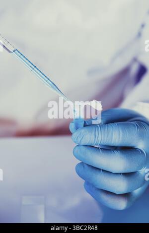 Wissenschaftler hält eppendorf Röhrchen und Pipette. Konzentrieren Sie sich auf das Reagenzglas Stockfoto
