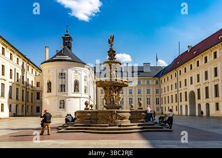 Der zweite Burghof mit Kohl-Brunnen und Heilig-Kreuz-Kapelle in der Prager Burg, Prag, Tschechische Republik | der zweite Innenhof mit Kohl's Fount Stockfoto