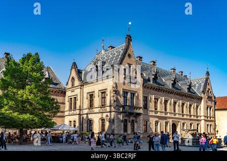 Die neue Propstei am Georgsplatz auf der Prager Burg, Prag, Tschechische Republik | neue Provostresidenz am St. Georgsplatz in der Prager Burg, Prag Stockfoto