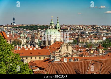 Altstadt, Moldau und St. Nikolaus auf der Kleinseite von oben gesehen, Prag, Tschechische Republik | Altstadt, Moldau und Nikolaikirche A Stockfoto