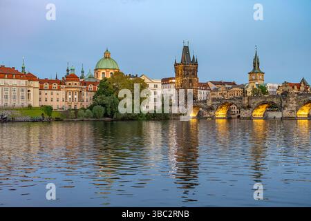 Prager Altstadt mit Moldau, Karlsbrücke und Altstädter Brückenturm in der Abenddämmerung, Prag, Tschechische Republik | Altstadt mit Moldau, C Stockfoto