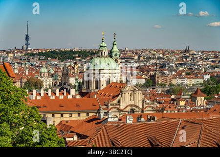 Prag von oben Altstadt, Moldau und St. Nikolaus auf der Kleinseite von oben gesehen, Prag, Tschechische Republik Altstadt, Moldau und St. Nichol Stockfoto