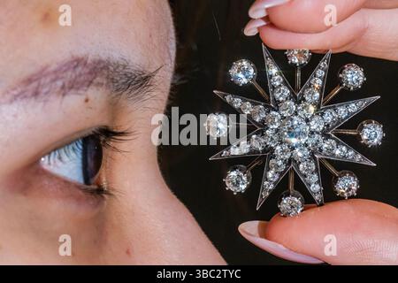 London, Großbritannien. Mai 2025. Viktorianische Diamantbrosche/Anhänger. 1890er Jahre, geschätzte £ 1.500 - £ 2.000 - Eine Vorschau auf den Verkauf von Schmuck und Uhren (22. Mai) bei Olympia Auktionen. Guy Bell/Alamy Live News Stockfoto