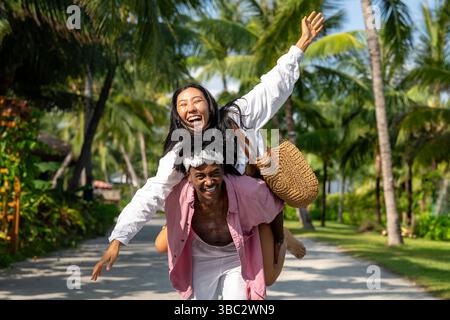 Interrassisches Paar, das einen romantischen Strandurlaub genießt und Liebe, Lachen und Zweisamkeit genießt Stockfoto