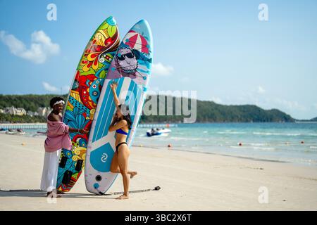 Reines Glück. Ein junges, vielseitiges, multiethnisches Paar genießt jeden Moment ihres tropischen Urlaubs Stockfoto