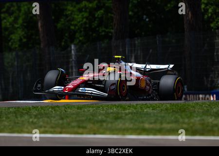 Imola, Bo, Italien. Mai 2025. LEWIS HAMILTON (Ferrari) während des Qualifings bei Autodromo Enzo e Dino Ferrari (Imola, BO) am Samstag, den 17. September. Credit: Nicolo Farina/ZUMA Press Wire/ZUMA Wire/Alamy Live News Stockfoto