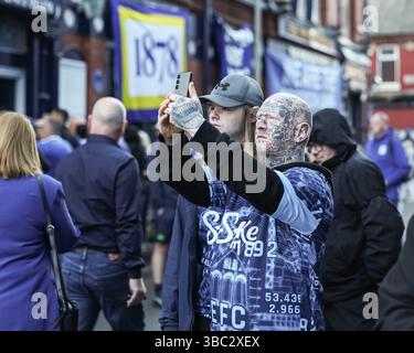 Ein schwer tätowierter Everton-Fans macht Fotos während des Premier League-Spiels Everton gegen Southampton im Goodison Park, Liverpool, Großbritannien, 18. Mai 2025 (Foto: Mark Cosgrove/News Images) Stockfoto