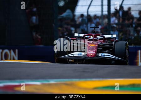 Imola, Bo, Italien. Mai 2025. CHARLES LECLERC (Ferrari) während des Qualifings im Autodromo Enzo e Dino Ferrari (Imola, BO) am Samstag, den 17. September. Credit: Nicolo Farina/ZUMA Press Wire/ZUMA Wire/Alamy Live News Stockfoto