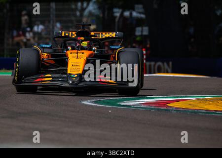 Imola, Bo, Italien. Mai 2025. OSCAR PIASTRI (McLaren) während des Qualifings im Autodromo Enzo e Dino Ferrari (Imola, BO) am Samstag, den 17. September. Credit: Nicolo Farina/ZUMA Press Wire/ZUMA Wire/Alamy Live News Stockfoto