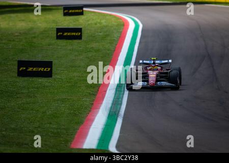 Imola, Bo, Italien. Mai 2025. LEWIS HAMILTON während des dritten FP3 im Autodromo Enzo e Dino Ferrari (Imola, BO) am Samstag, den 17. September. Credit: Nicolo Farina/ZUMA Press Wire/ZUMA Wire/Alamy Live News Stockfoto