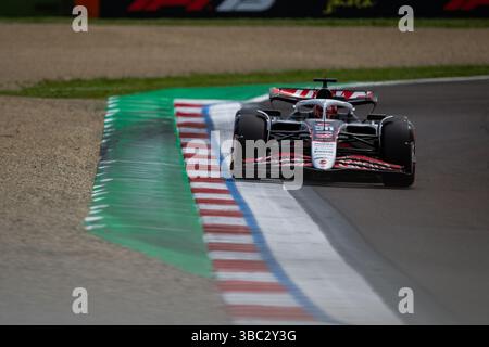 Imola, Bo, Italien. Mai 2025. ESTEBAN OCON (Haas) während des Qualifings im Autodromo Enzo e Dino Ferrari (Imola, BO) am Samstag, den 17. September. Credit: Nicolo Farina/ZUMA Press Wire/ZUMA Wire/Alamy Live News Stockfoto