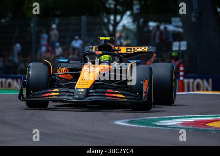 Imola, Bo, Italien. Mai 2025. LANDO NORRIS ( McLaren ) während des Qualifings im Autodromo Enzo e Dino Ferrari (Imola, BO) am Samstag, den 17. September. Credit: Nicolo Farina/ZUMA Press Wire/ZUMA Wire/Alamy Live News Stockfoto