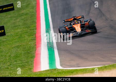 Imola, Bo, Italien. Mai 2025. OSCAR PIASTRI (McLaren) während des Qualifings im Autodromo Enzo e Dino Ferrari (Imola, BO) am Samstag, den 17. September. Credit: Nicolo Farina/ZUMA Press Wire/ZUMA Wire/Alamy Live News Stockfoto
