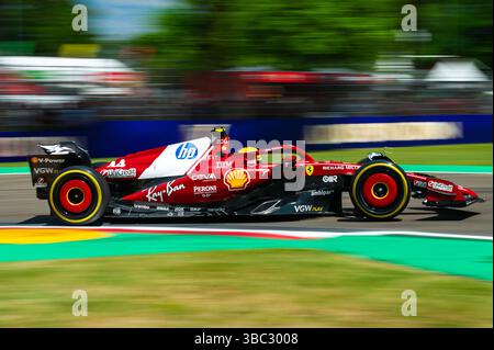 Imola, Bo, Italien. Mai 2025. LEWIS HAMILTON (Ferrari) während des Qualifings bei Autodromo Enzo e Dino Ferrari (Imola, BO) am Samstag, den 17. September. Credit: Nicolo Farina/ZUMA Press Wire/ZUMA Wire/Alamy Live News Stockfoto