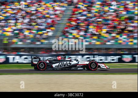 Imola, Bo, Italien. Mai 2025. ESTEBAN OCON (Haas) während des Qualifings im Autodromo Enzo e Dino Ferrari (Imola, BO) am Samstag, den 17. September. Credit: Nicolo Farina/ZUMA Press Wire/ZUMA Wire/Alamy Live News Stockfoto