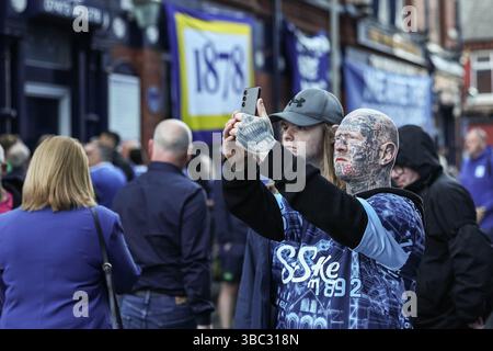 Liverpool, Großbritannien. Mai 2025. Die Everton-Fans machen Fotos während des Premier League-Spiels Everton gegen Southampton im Goodison Park, Liverpool, Vereinigtes Königreich, am 18. Mai 2025 (Foto: Mark Cosgrove/News Images) in Liverpool, Vereinigtes Königreich am 18. Mai 2025. (Foto: Mark Cosgrove/News Images/SIPA USA) Credit: SIPA USA/Alamy Live News Stockfoto
