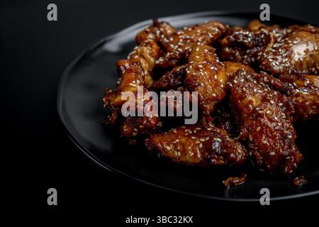Geräucherte Hähnchenflügel glasiert in Sojasauce Stockfoto